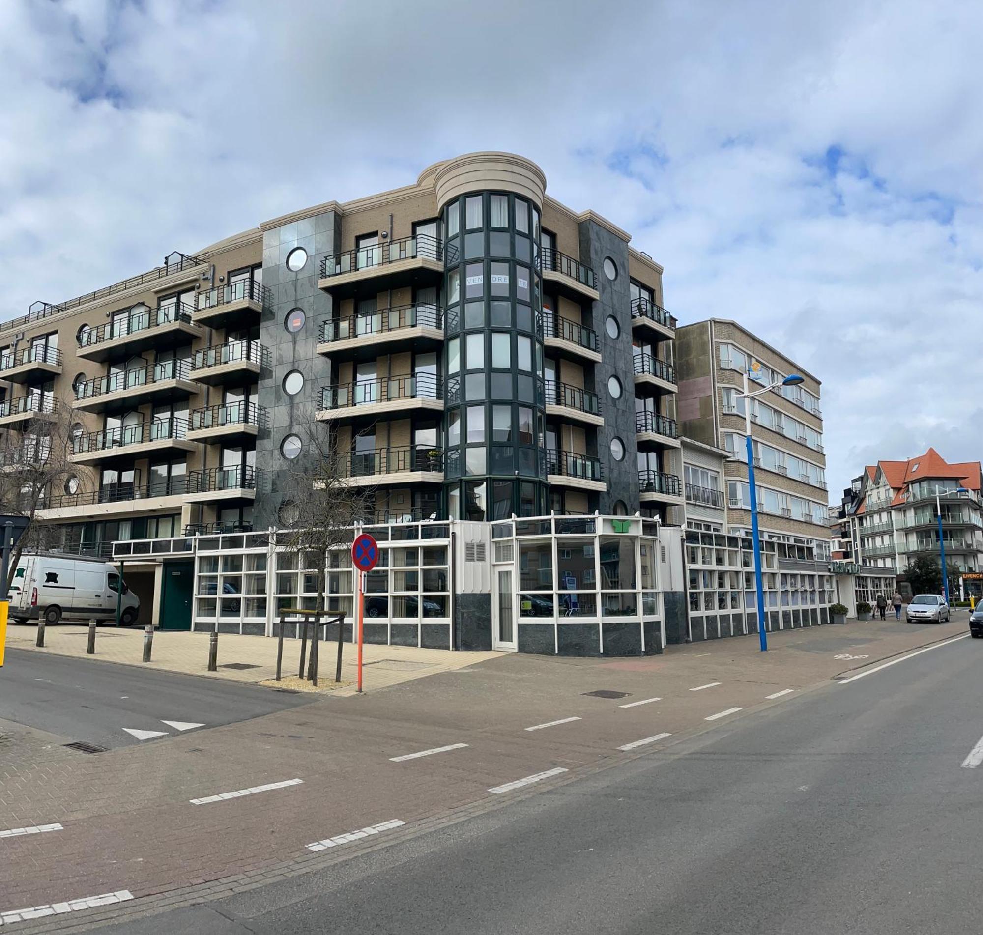 Appartement Pablo met garagebox 50m van zee Koksijde Buitenkant foto